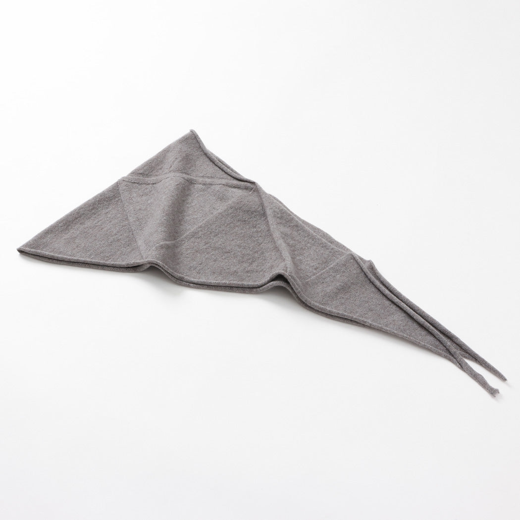 UTO カシミヤ100% トライアングルスカーフ［ライトグレー／未使用］ 日本製】カシミヤ100% トライアングルスカーフ（120cm×32cm